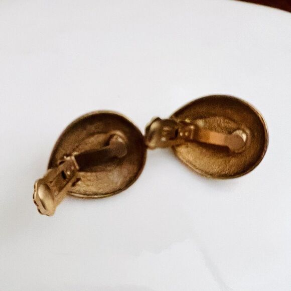 Vintage Galleria Gripoix Glass Earrings Cabochon Clip On Purple Gold Teardrop 46 - Picture 5 of 11